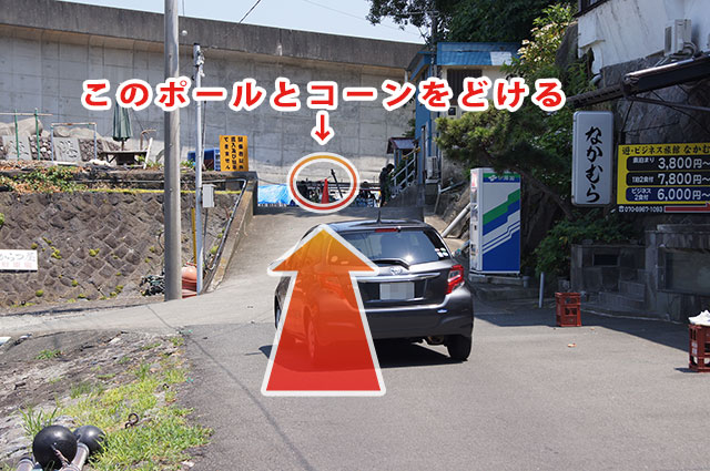 入口の坂を上がっていきます。